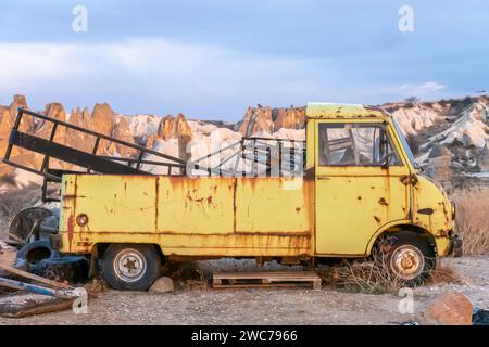 Vieux camion Morris abandonné en Cappadoce Turquie Banque D'Images