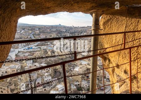 Vue du château Ortahisar à travers le trou, clôture de sécurité, ville du château en Cappadoce, vue de dessus du château, Turquie Banque D'Images
