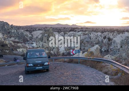Route de montagne serpentine avec précipice, voitures sur une route en Cappadoce Turquie à côté de Rose Valley Banque D'Images