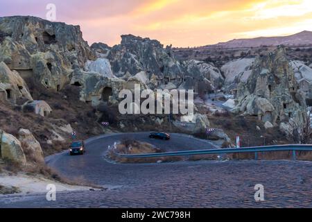 Route de montagne serpentine avec précipice, voitures sur une route en Cappadoce Turquie à côté de Rose Valley Banque D'Images