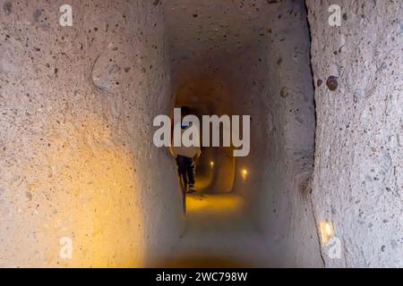 Touristes dans la ville souterraine de Kaymakli Cappadoce Banque D'Images