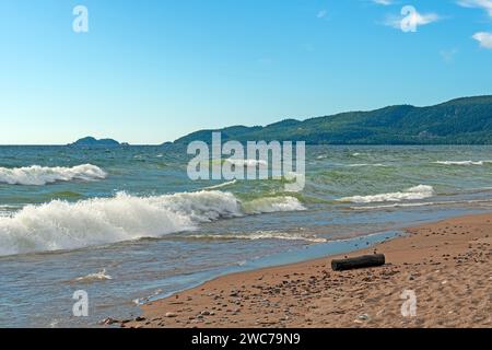 Journée venteuse sur les Grands Lacs sur la baie Agawa sur le lac supérieur en Ontario Banque D'Images