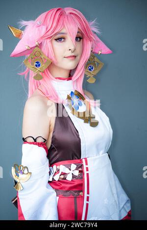 Une cosplayer féminine dans un costume d'anime rose portant des cheveux roses Banque D'Images