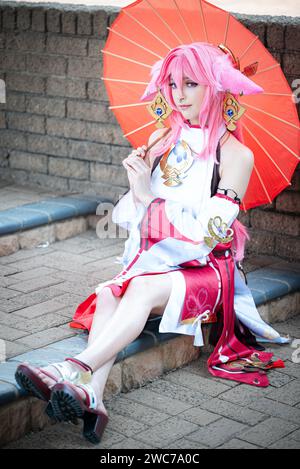 Une cosplayer féminine dans un costume d'anime rose portant des cheveux roses Banque D'Images