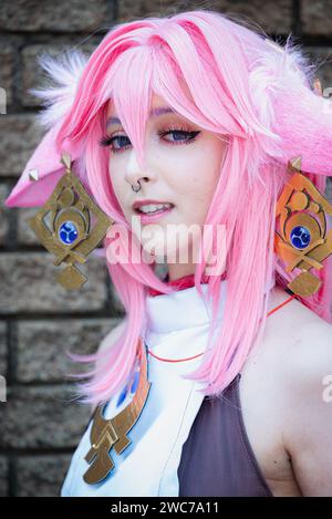 Une cosplayer féminine dans un costume d'anime rose portant des cheveux roses Banque D'Images