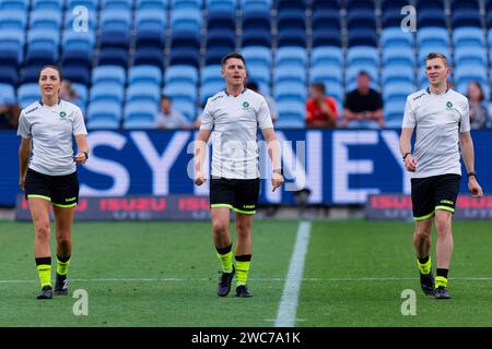 Sydney, Australie. 14 janvier 2024. Les arbitres de match se réchauffent avant le match A-League Men Rd27 entre Brisbane Roar et Newcastle Jets à l'Allianz Stadium le 14 janvier 2024 à Sydney, Australie Credit : IOIO IMAGES/Alamy Live News Banque D'Images