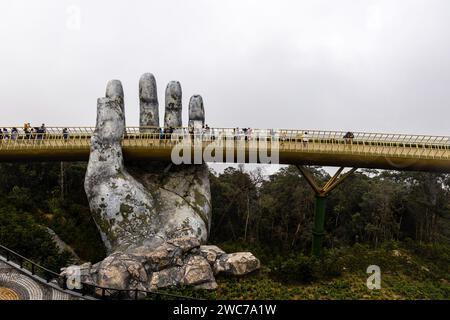 Le Pont doré de Da Nang dans les collines de Ba Na au Vietnam Banque D'Images