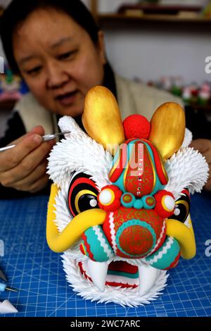 Zaozhuang, Chine. 14 janvier 2024. Un artiste folklorique crée une sculpture de pâte en forme de dragon à Zaozhuang, en Chine, le 14 janvier 2024. (Photo Costfoto/NurPhoto) crédit : NurPhoto SRL/Alamy Live News Banque D'Images