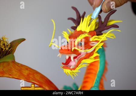 Zaozhuang, Chine. 14 janvier 2024. Un artiste folklorique crée une sculpture de pâte en forme de dragon à Zaozhuang, en Chine, le 14 janvier 2024. (Photo Costfoto/NurPhoto) crédit : NurPhoto SRL/Alamy Live News Banque D'Images