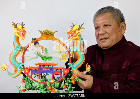 Zaozhuang, Chine. 14 janvier 2024. Un artiste folklorique crée une sculpture de pâte en forme de dragon à Zaozhuang, en Chine, le 14 janvier 2024. (Photo Costfoto/NurPhoto) crédit : NurPhoto SRL/Alamy Live News Banque D'Images