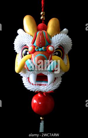 Zaozhuang, Chine. 14 janvier 2024. Un artiste folklorique crée une sculpture de pâte en forme de dragon à Zaozhuang, en Chine, le 14 janvier 2024. (Photo Costfoto/NurPhoto) crédit : NurPhoto SRL/Alamy Live News Banque D'Images