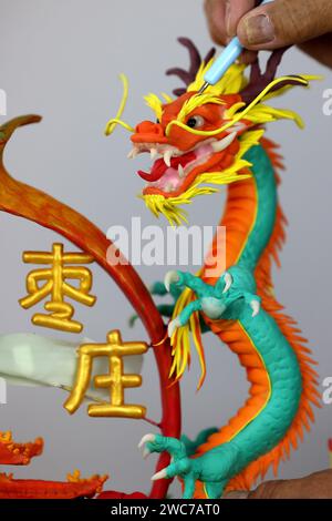 Zaozhuang, Chine. 14 janvier 2024. Un artiste folklorique crée une sculpture de pâte en forme de dragon à Zaozhuang, en Chine, le 14 janvier 2024. (Photo Costfoto/NurPhoto) crédit : NurPhoto SRL/Alamy Live News Banque D'Images