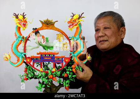 Zaozhuang, Chine. 14 janvier 2024. Un artiste folklorique crée une sculpture de pâte en forme de dragon à Zaozhuang, en Chine, le 14 janvier 2024. (Photo Costfoto/NurPhoto) crédit : NurPhoto SRL/Alamy Live News Banque D'Images