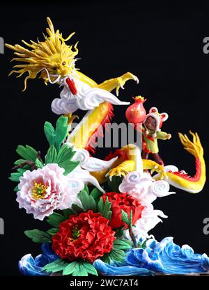 Zaozhuang, Chine. 14 janvier 2024. Un artiste folklorique crée une sculpture de pâte en forme de dragon à Zaozhuang, en Chine, le 14 janvier 2024. (Photo Costfoto/NurPhoto) crédit : NurPhoto SRL/Alamy Live News Banque D'Images