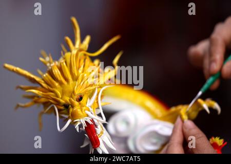 Zaozhuang, Chine. 14 janvier 2024. Un artiste folklorique crée une sculpture de pâte en forme de dragon à Zaozhuang, en Chine, le 14 janvier 2024. (Photo Costfoto/NurPhoto) crédit : NurPhoto SRL/Alamy Live News Banque D'Images