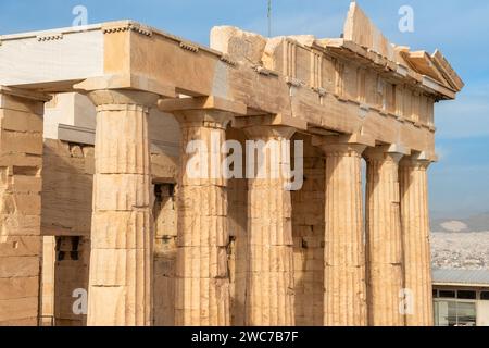 Colonnes de Propylées de l'Acropole athénienne à Athènes, Grèce. Architecture grecque antique. Destination de voyage populaire Banque D'Images