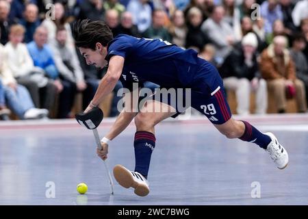 Mannheim, Deutschland. 14 janvier 2024. Nico Reichert (MHC, 29), Am ball, Freisteller, Ganzkörper, Einzelbild, Einzelfoto, Aktion, action, 14.01.2024, Mannheim (Deutschland), Hallenhockey, 1. Bundesliga Süd, Herren, Mannheimer HC - TSV Mannheim crédit : dpa/Alamy Live News Banque D'Images