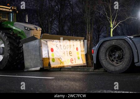 Berlin, Straße des 17. Juni, 14.01.2024, Bauerndemonstration mit Treckern auf der Straße des 17. Juni Bild : Bauerndemonstration mit Trekern auf der Straße des 17. Juni, Bauernproteste BEI Nacht auf der Straße des 17. Juni vor dem Brandenburger Tor. Stoppt die Ampel *** Berlin, Straße des 17 Juni, 14 01 2024, démonstration des agriculteurs avec des tracteurs sur la Straße des 17 Juni image démonstration des agriculteurs avec des tracteurs sur la Straße des 17 Juni, les agriculteurs manifestent la nuit sur la Straße des 17 Juni devant la porte de Brandebourg Arrêter les feux de circulation Copyright : HMBxMedia/xHeikoxBecker Banque D'Images