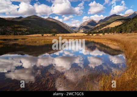 Magnifique reflet du ciel dans Sheep Lakes du parc national des montagnes Rocheuses, Colorado Banque D'Images