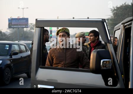 Noida, Inde. 14 janvier 2024. NOIDA, INDE - JANVIER 14 : les policiers de Noida vérifient à la frontière de Noida Chilla concernant l'établissement de RAM Mandir et le 26 janvier, le 14 janvier 2024 à Noida, en Inde. Des sources policières ont déclaré qu'avant l'inauguration de RAM Mandir, 10000 membres de la police de l'Uttar Pradesh ont été déployés dans la ville et autant de caméras de vidéosurveillance ont été installées à travers la ville pour la surveillance afin d'éviter tout incident fâcheux. (Photo Sunil Ghosh/Hindustan Times/Sipa USA ) crédit : SIPA USA/Alamy Live News Banque D'Images