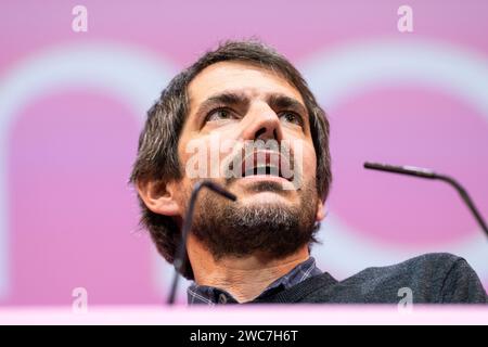 Madrid, Espagne. 14 janvier 2024. Le ministre espagnol de la Culture, Ernest Urtasun, intervient lors d’un événement organisé par le parti politique de gauche Sumar au Théâtre Goya. Crédit : SOPA Images Limited/Alamy Live News Banque D'Images