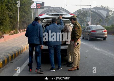 Noida, Inde. 14 janvier 2024. NOIDA, INDE - JANVIER 14 : les policiers de Noida vérifient à la frontière de Noida Chilla concernant l'établissement de RAM Mandir et le 26 janvier, le 14 janvier 2024 à Noida, en Inde. Des sources policières ont déclaré qu'avant l'inauguration de RAM Mandir, 10000 membres de la police de l'Uttar Pradesh ont été déployés dans la ville et autant de caméras de vidéosurveillance ont été installées à travers la ville pour la surveillance afin d'éviter tout incident fâcheux. (Photo Sunil Ghosh/Hindustan Times/Sipa USA ) crédit : SIPA USA/Alamy Live News Banque D'Images