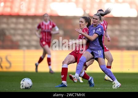 Bristol, Royaume-Uni. 14 janvier 2024. Amy Rodgers de Bristol City Women affronte Melissa Lawley de Liverpool lors du match du quatrième tour de la FA Cup féminin entre Bristol City Women et Liverpool Women à Ashton Gate à Bristol le 14 janvier 2024. Cette image ne peut être utilisée qu'à des fins éditoriales. Usage éditorial uniquement. Crédit : Ashley Crowden/Alamy Live News Banque D'Images