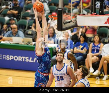 Honolulu, Hawaï, États-Unis. 20 novembre 2023. Hunter Dickinson, centre du Kansas, joue le ballon lors du match de basket-ball sur invitation Allstate Maui entre les Jayhawks du Kansas et les Silver Swords de Chaminade au Sofi Arena du Stan Sheriff Center à Honolulu, Hawaï. Glenn Yoza/CSM/Alamy Live News Banque D'Images