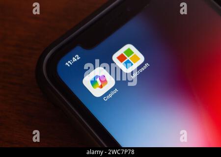 Vancouver, CANADA - janvier 2 2024 : Microsoft CoPilot et icônes Microsoft visibles sur un écran iPhone. CoPilot est un chatbot développé par MS Banque D'Images