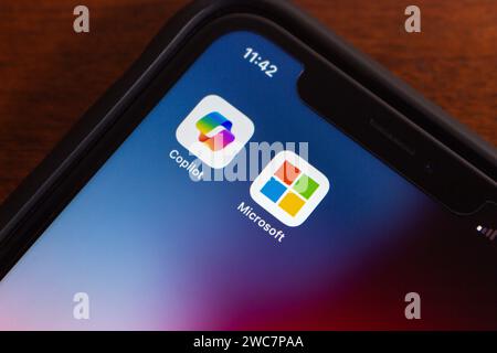 Vancouver, CANADA - janvier 2 2024 : Microsoft CoPilot et icônes Microsoft visibles sur un écran iPhone. CoPilot est un chatbot développé par MS Banque D'Images