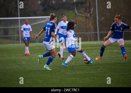 San Claudio, Espagne, 14 janvier 2024 : le joueur de L'UDG Tenerife, Koko (8) contr, lors de la manche des 16 de la SM la Reina Cup 2023-24 entre le Real Oviedo FEM et l'UDG Tenerife, le 14 2024 janvier, au complexe sportif El Castañeo, à San Claudio, Espagne. Crédit : Alberto Brevers / Alamy Live News. Banque D'Images