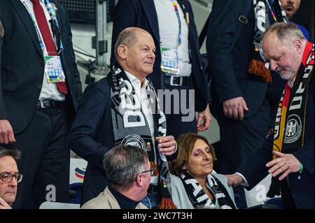 Berlin, Deutschland. 14 janvier 2024. Bundeskanzler OLAF Scholz (SPD) GER, Nordmazedonien vs. Deutschland, Handball, Maenner, EHF Euro 2024, Gruppe A, Spieltag 2, 14.01.2024 photo : Eibner-Pressefoto/Marcel von Fehrn crédit : dpa/Alamy Live News Banque D'Images