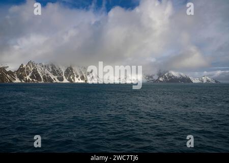 Côte rocheuse de l'île Elephant et hauts sommets enneigés, Cape Lookout, Rowett Island, Mount Pendragon, glaciers et sommets rocheux enneigés, accidentés Banque D'Images