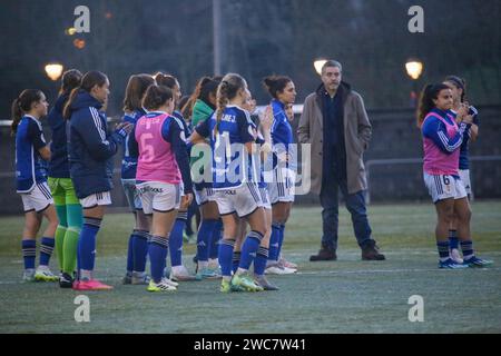 San Claudio, Espagne, 14 janvier 2024 : les joueurs du Real Oviedo FEM applaudissent le public lors de la manche des 16 de la SM la Reina Cup 2023-24 entre le Real Oviedo FEM et l'UDG Tenerife, le 14 janvier 2024, au complexe sportif El Castañeo, à San Claudio, Espagne. Crédit : Alberto Brevers / Alamy Live News. Banque D'Images