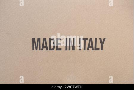 Fabriqué en Italie étiquette sur Une boîte en carton ondulé Banque D'Images