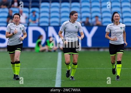 Sydney, Australie. 14 janvier 2024. Les arbitres de match se réchauffent avant le match RD12 féminin de La A-League entre Western United et Sydney FC à l'Allianz Stadium le 14 janvier 2024 à Sydney, Australie Credit : IOIO IMAGES/Alamy Live News Banque D'Images