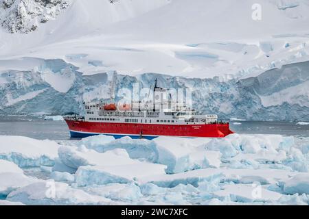 Neko Harbor, Antarctique, vue sur le port et le rivage, navire d'expédition ancré entre la glace et le rivage, aventure et excitation sur un voyage d'une vie Banque D'Images