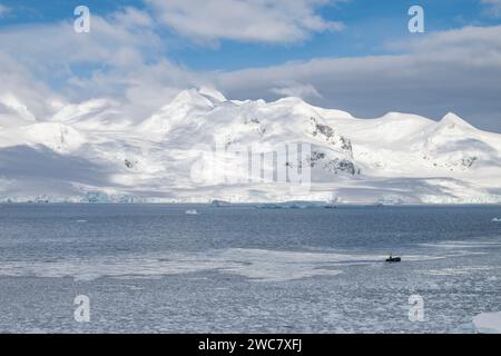 Zodiac naviguant à travers les eaux glacées de Neko, port, Antarctique, vue rapprochée des icebergs au sol se reflétant sur les eaux environnantes Banque D'Images