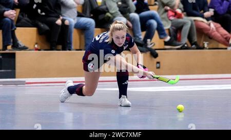 Mannheim, Deutschland. 14 janvier 2024. Saskia WÜLFING (MHC, 12 ans), Am ball, Freisteller, Ganzkörper, Einzelbild, Einzelfoto, Aktion, action, 14.01.2024, Mannheim (Deutschland), Hallenhockey, 1. Bundesliga Süd, Damen, Mannheimer HC - TSV Mannheim crédit : dpa/Alamy Live News Banque D'Images