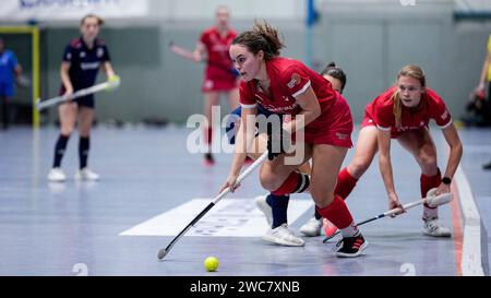 Mannheim, Deutschland. 14 janvier 2024. Kira Elena Schanzenbecher (TSVMH, 41), Am ball, Aktion, action, Spielszene, 14.01.2024, Mannheim (Deutschland), Hallenhockey, 1. Bundesliga Süd, Damen, Mannheimer HC - TSV Mannheim crédit : dpa/Alamy Live News Banque D'Images