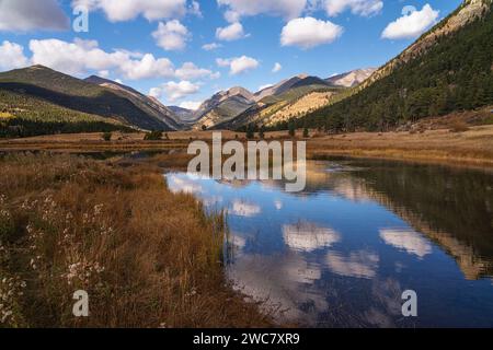 Magnifique reflet du ciel dans Sheep Lakes du parc national des montagnes Rocheuses, Colorado Banque D'Images