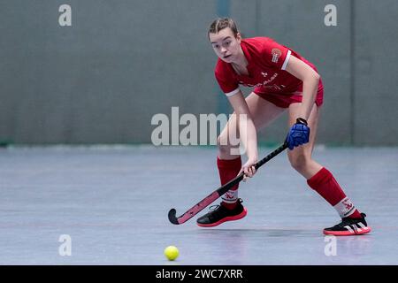 Mannheim, Deutschland. 14 janvier 2024. Paulina Mayer (TSVMH, 25), Am ball, Freisteller, Ganzkörper, Einzelbild, Einzelfoto, Aktion, action, 14.01.2024, Mannheim (Deutschland), Hallenhockey, 1. Bundesliga Süd, Damen, Mannheimer HC - TSV Mannheim crédit : dpa/Alamy Live News Banque D'Images