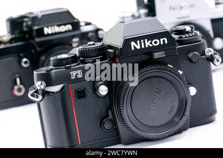 Le boîtier emblématique Nikon F3 flanqué des Nikon F et F2 Classics, un hommage à l'héritage durable de l'évolution de l'appareil photo Nikon. Banque D'Images