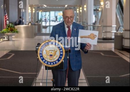 New York, États-Unis. 14 janvier 2024. Le leader de la majorité au Sénat, le sénateur américain Chuck Schumer (D-NY) annonce qu'il présentera une législation au Sénat mardi pour financer le gouvernement en mars alors qu'une échéance de fermeture se profile. Le sénateur Schumer, lui aussi, révèle un nouveau plan pour avoir le corps des ingénieurs de l'armée américaine pour financer la réadaptation d'urgence sur les côtes de long Island. Crédit : SOPA Images Limited/Alamy Live News Banque D'Images