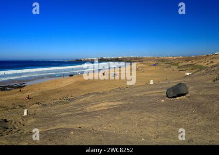 Plage de surf de Piedra Playa, vue twards El Cotillo, Fuerteventura, novembre 2023 Banque D'Images