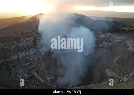 Cratère du volcan Masaya au coucher du soleil avec de la fumée qui monte Banque D'Images