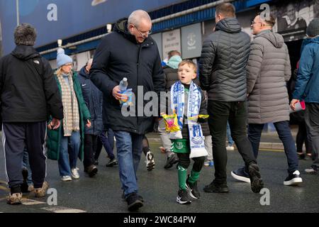 Liverpool, Royaume-Uni. 14 janvier 2024. Un jeune fan approche du stade avant le match de Premier League Everton vs Aston Villa à Goodison Park, Liverpool, Royaume-Uni, le 14 janvier 2024 (photo Steve Flynn/News Images) à Liverpool, Royaume-Uni le 1/14/2024. (Photo Steve Flynn/News Images/Sipa USA) crédit : SIPA USA/Alamy Live News Banque D'Images