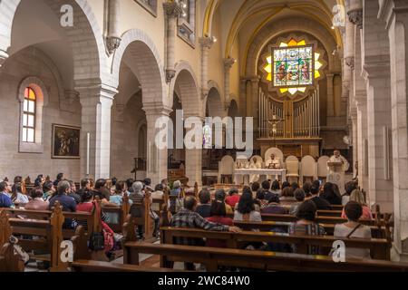 Le peuple chrétien à l'intérieur de l'église de Bethlehem City, un sanctuaire religieux, en Cisjordanie, Palestine. Banque D'Images