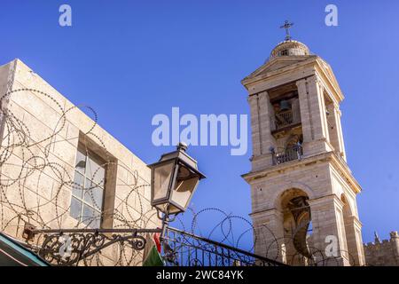 L'église chrétienne derrière le fil de fer barbelé dans le centre-ville de la ville palestinienne de Bethléem, Cisjordanie, Palestine. Banque D'Images