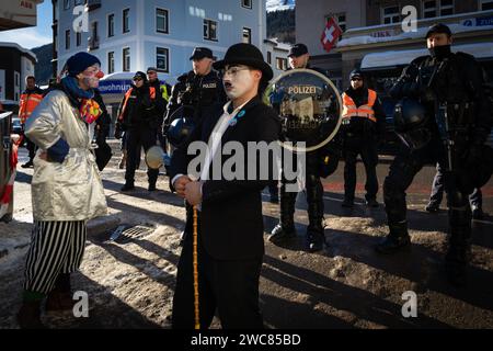 Davos, Suisse. 14 janvier 2024. La police anti-émeute surveille le rassemblement contre le 54e Forum économique mondial. Des centaines de manifestants se sont rassemblés pour exprimer leurs préoccupations concernant l'ordre du jour du Forum économique mondial (FEM) de cette année. Le Forum engage les dirigeants politiques, commerciaux et culturels de la société à façonner les agendas mondiaux, régionaux et industriels, qui peuvent avoir un impact sur tout le monde dans le monde. (Photo Andy Barton/SOPA Images/Sipa USA) crédit : SIPA USA/Alamy Live News Banque D'Images